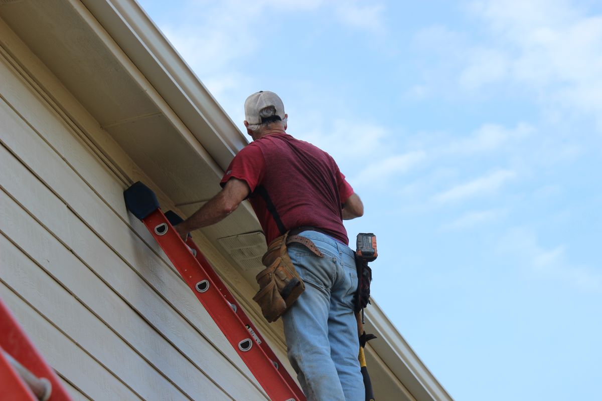 Seamless Gutters vs. Traditional Gutters: Pros and Cons